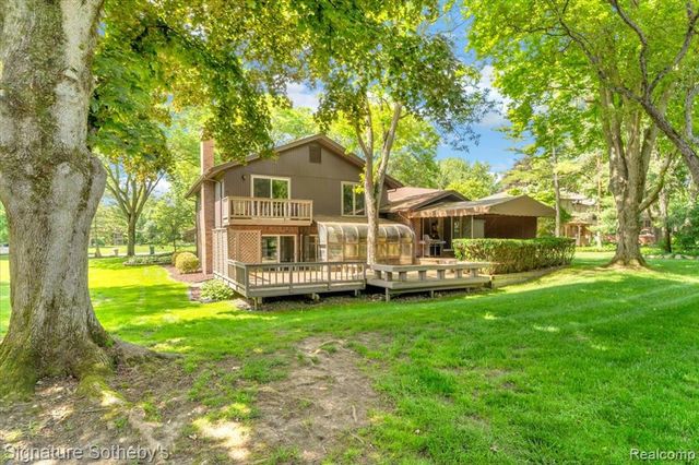 2538 Red Fox Trail Drive, Troy, MI 48098