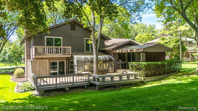 2538 Red Fox Trail Drive, Troy, MI 48098
