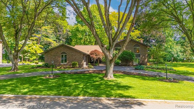 2538 Red Fox Trail Drive, Troy, MI 48098