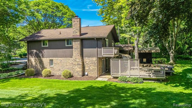 2538 Red Fox Trail Drive, Troy, MI 48098