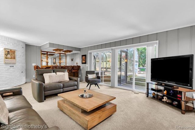 2538 Red Fox Trail Drive, Troy, MI 48098