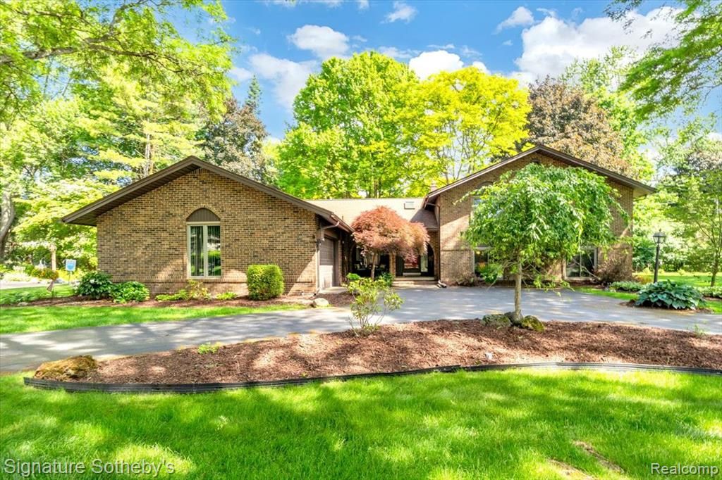 2538 Red Fox Trail Drive, Troy, MI 48098