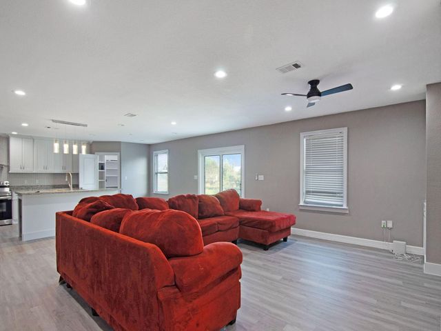 51 Road 5117, Cleveland, TX 77327