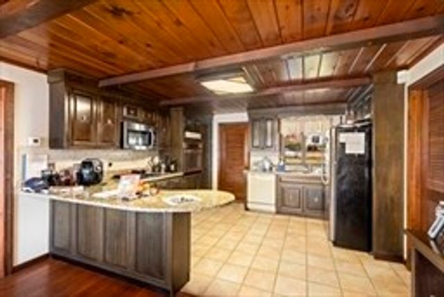 12 Edgewater Dr, Lakeville, MA 02347