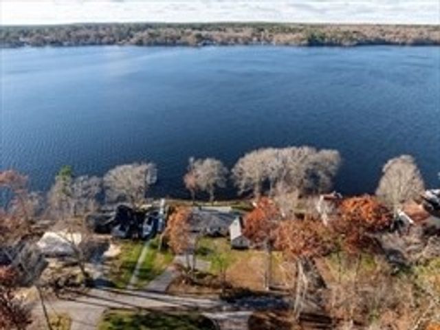 12 Edgewater Dr, Lakeville, MA 02347