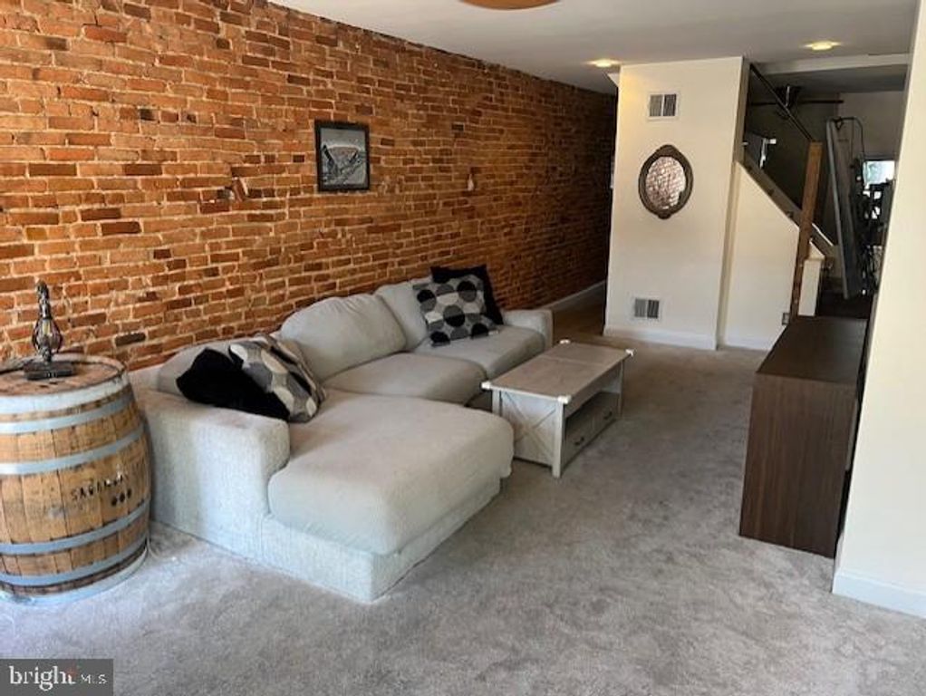 Image 2 of property listing at 802 E FORT AVE, Baltimore, MD 21230