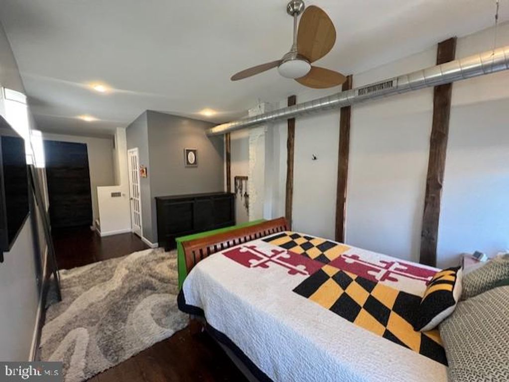 Image 8 of property listing at 802 E FORT AVE, Baltimore, MD 21230