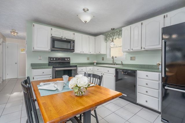 27 Hampshire Avenue, Rochester, NH 03867