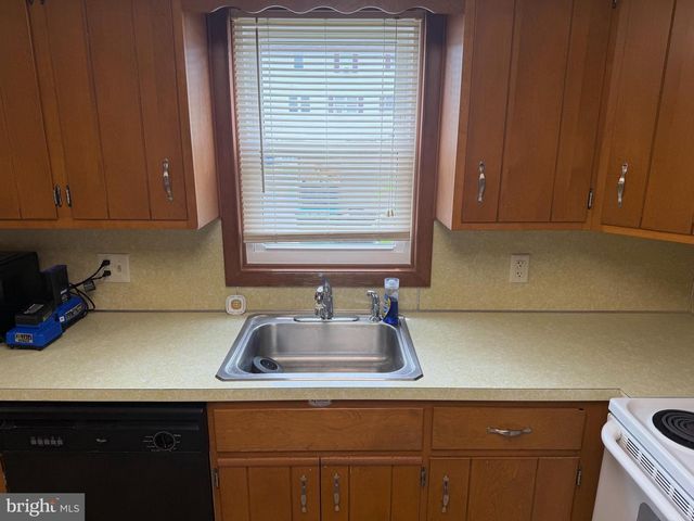 527 LINDEN ST, Leesport, PA 19533