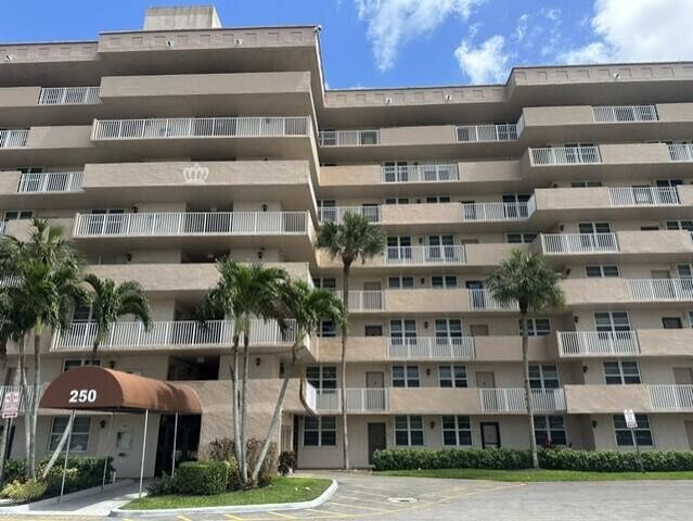 250 Jacaranda Drive 408, Plantation, FL 33324