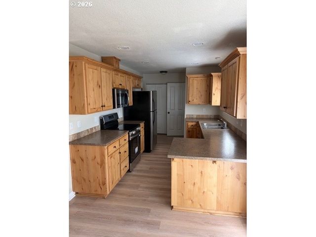 15650 Se STARK St, Portland, OR 97233