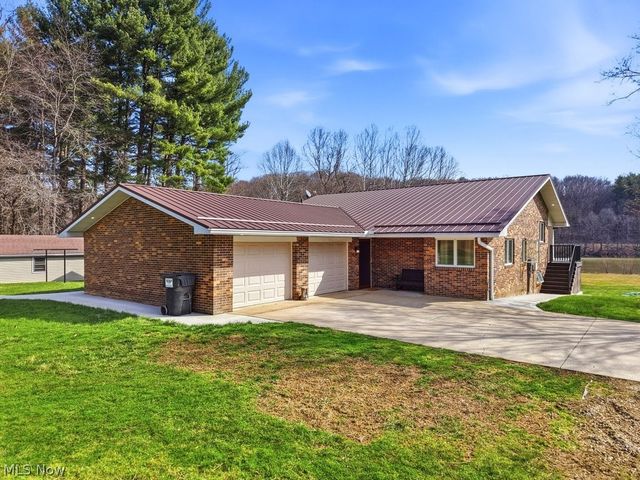 1430 Magnolia Road SW, Dellroy, OH 44620
