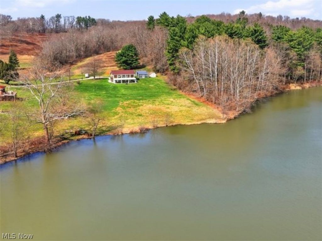 1430 Magnolia Road SW, Dellroy, OH 44620