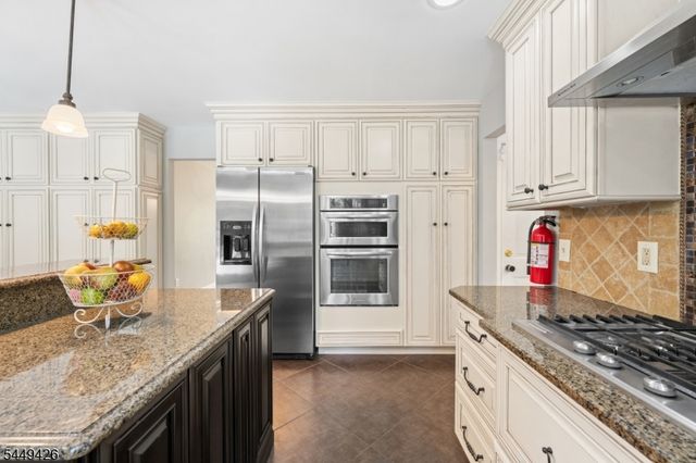 1 Layton Ct, Hillsborough Twp., NJ 08844