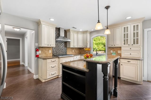 1 Layton Ct, Hillsborough Twp., NJ 08844