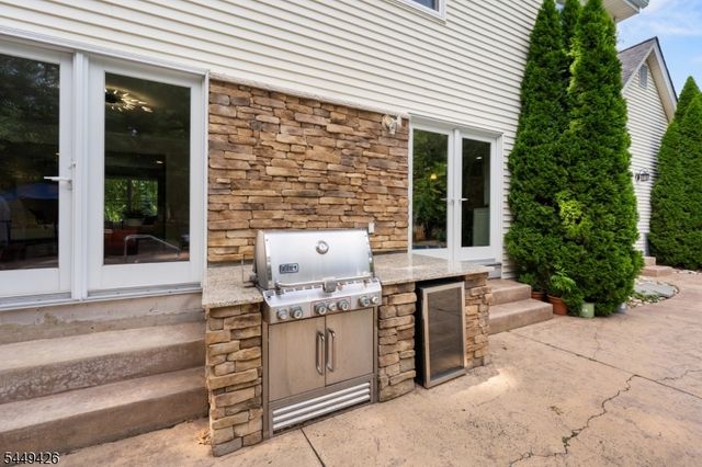1 Layton Ct, Hillsborough Twp., NJ 08844