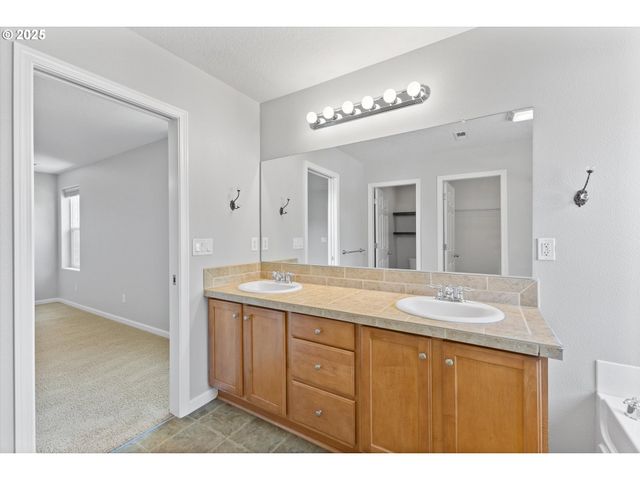 12800 JOYS Dr, Oregon City, OR 97045