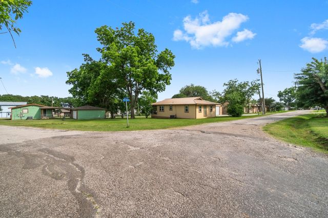 21 Clearview Street, Point Blank, TX 77364