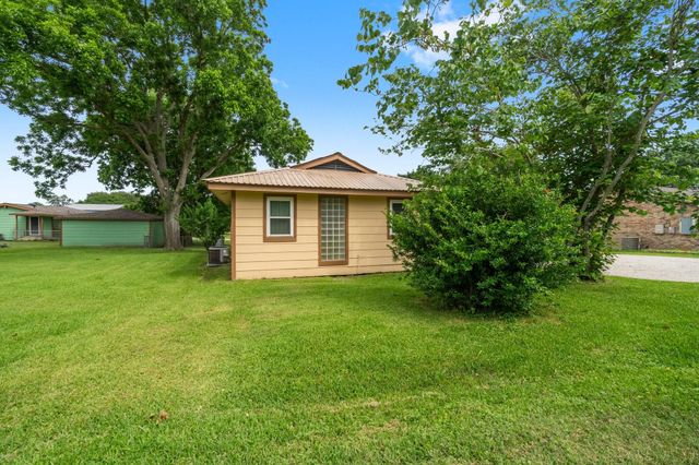 21 Clearview Street, Point Blank, TX 77364