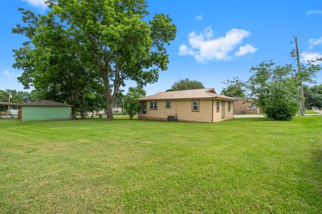 21 Clearview Street, Point Blank, TX 77364