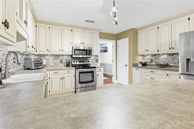 7710 Meadows Drive N, Mobile, AL 36619