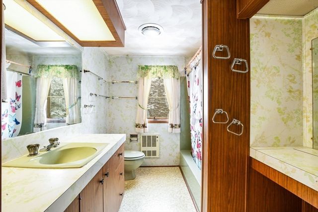 220 Mount Vernon St, New Bedford, MA 02740