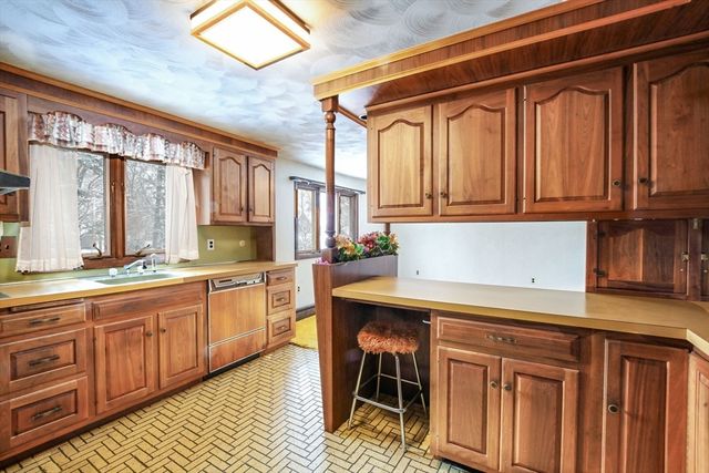 220 Mount Vernon St, New Bedford, MA 02740