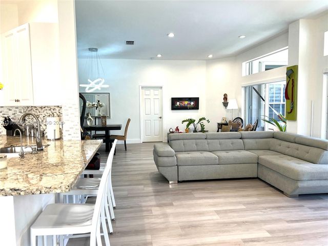 1107 Fairfield Meadows Dr, Weston, FL 33327