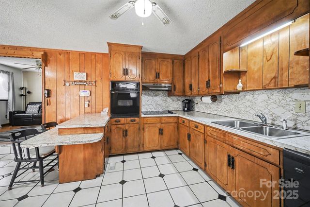 133 S Caldwell Avenue, Newton, NC 28658