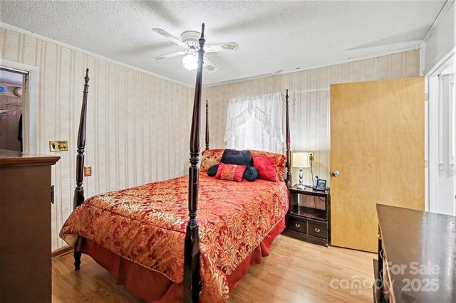 133 S Caldwell Avenue, Newton, NC 28658