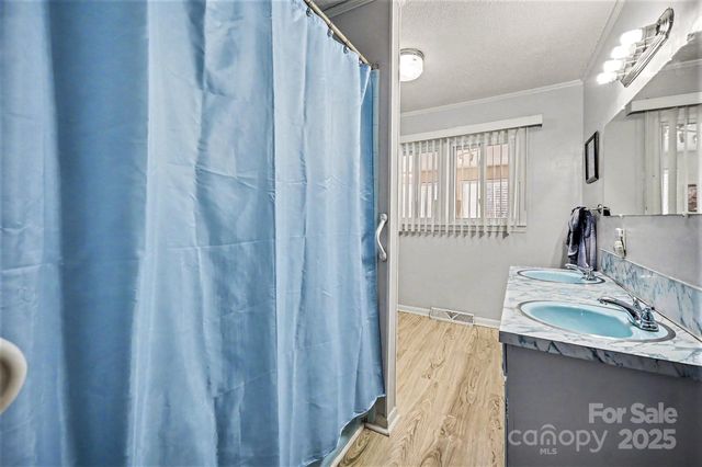 133 S Caldwell Avenue, Newton, NC 28658