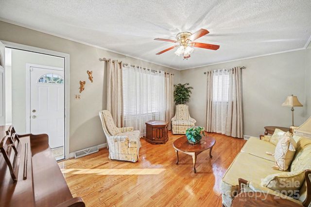 133 S Caldwell Avenue, Newton, NC 28658