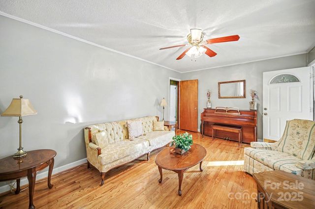 133 S Caldwell Avenue, Newton, NC 28658