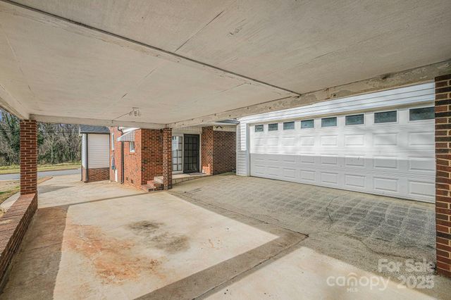 133 S Caldwell Avenue, Newton, NC 28658