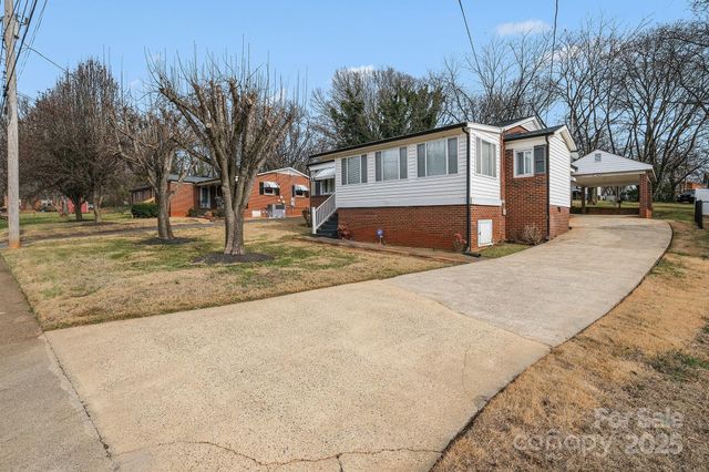 133 S Caldwell Avenue, Newton, NC 28658