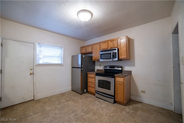 1040 Mercer Avenue, Akron, OH 44320