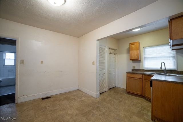 1040 Mercer Avenue, Akron, OH 44320