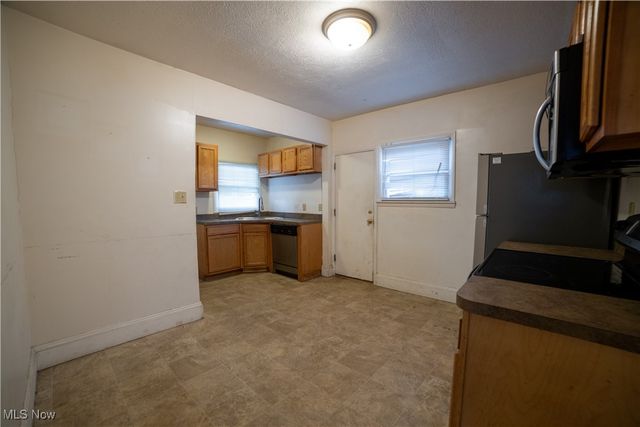 1040 Mercer Avenue, Akron, OH 44320