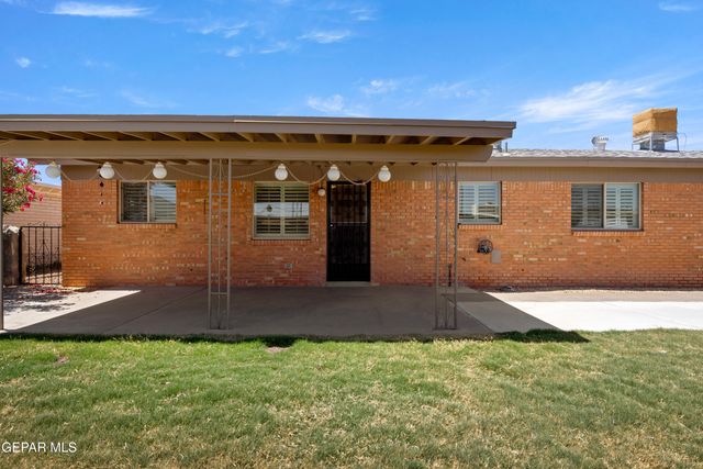 8213 MINEOLA Drive, El Paso, TX 79925