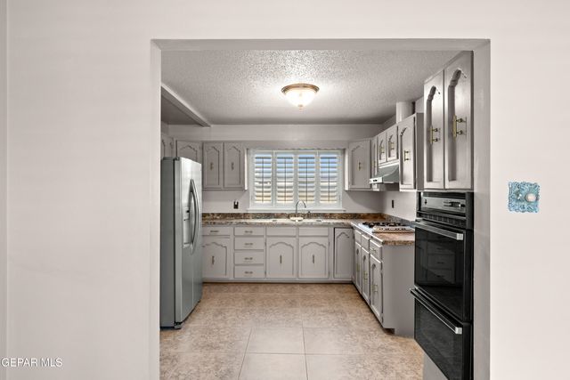 8213 MINEOLA Drive, El Paso, TX 79925