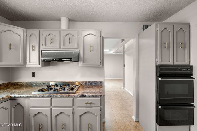 8213 MINEOLA Drive, El Paso, TX 79925