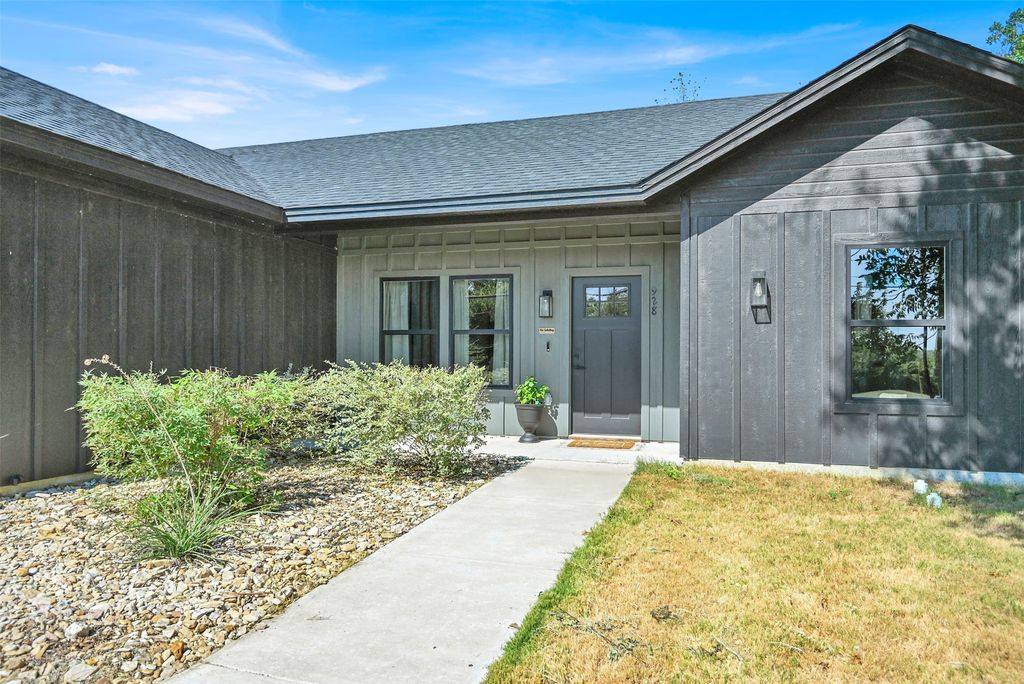 928 Country Club Road, Cleburne, TX 76033 — exterior