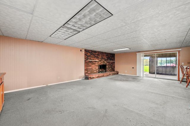 1406 W Lincoln Road, Mchenry, IL 60051