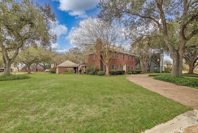 103 Strawberry Drive, Lake Jackson, TX 77566