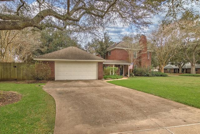 103 Strawberry Drive, Lake Jackson, TX 77566