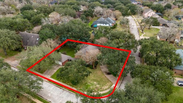 103 Strawberry Drive, Lake Jackson, TX 77566