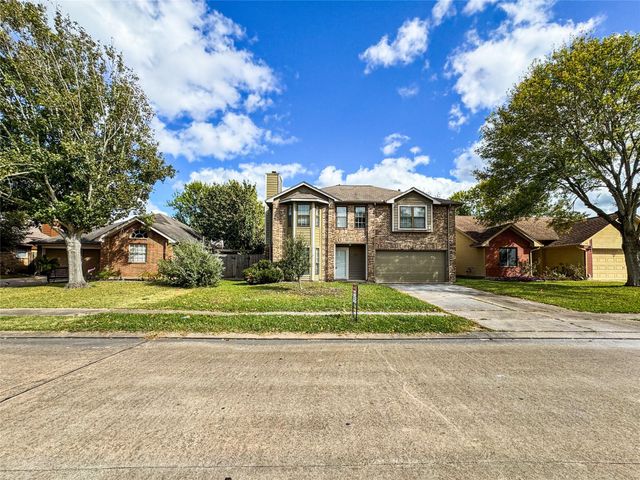 220 Almond Drive, Lake Jackson, TX 77566