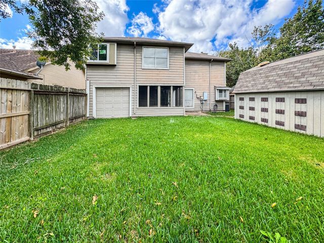 220 Almond Drive, Lake Jackson, TX 77566