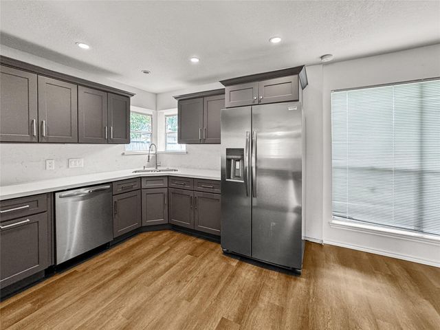 220 Almond Drive, Lake Jackson, TX 77566