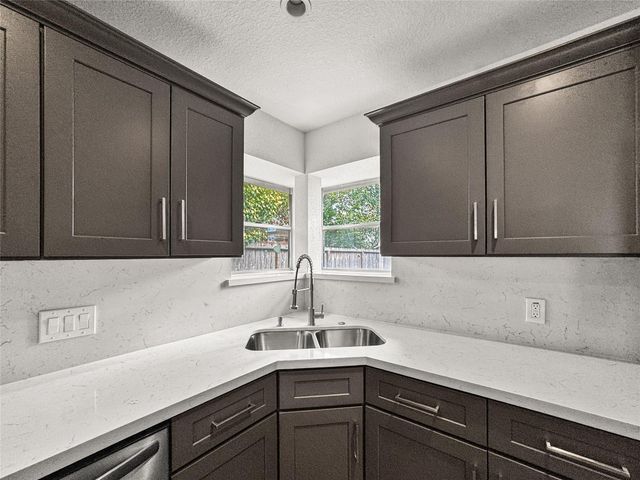 220 Almond Drive, Lake Jackson, TX 77566